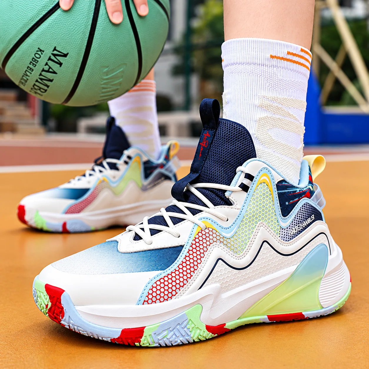 Baskets blanc et bleu marine — détails multicolores