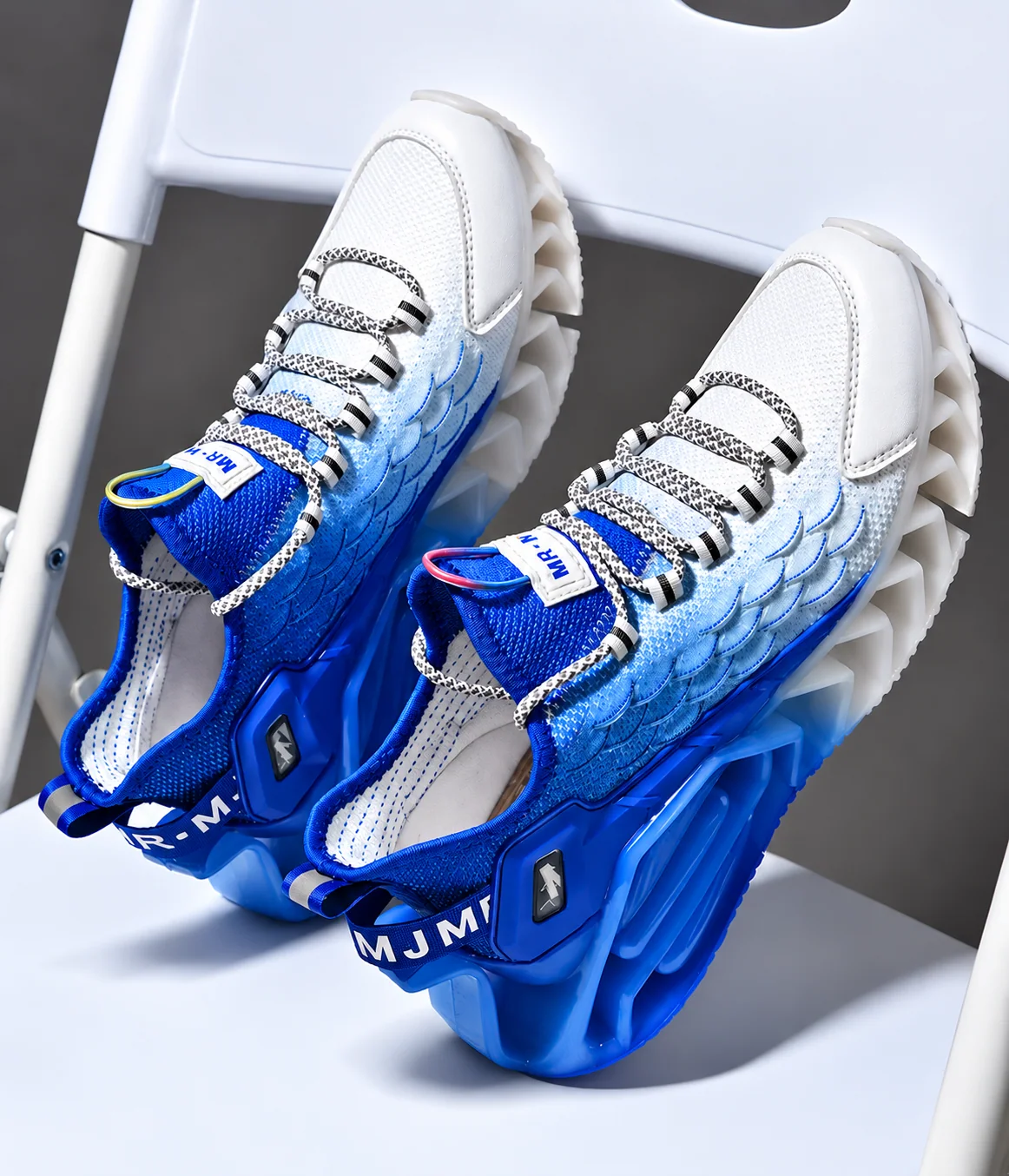 Sneakers dégradé bleu et blanc — semelle sculptée
